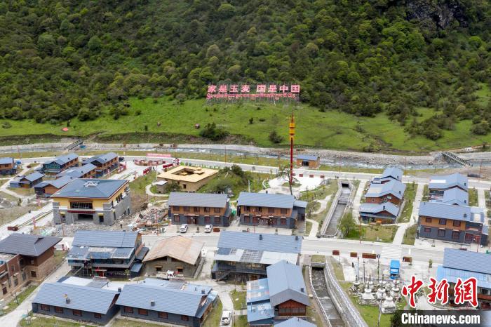 “家是玉麥 國是中國”的大字豎立在玉麥鄉(xiāng)旁的山腳上?！钊A峰 攝