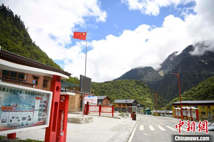 玉麥鄉(xiāng)內(nèi)道路變成了硬化路?！钊A峰 攝