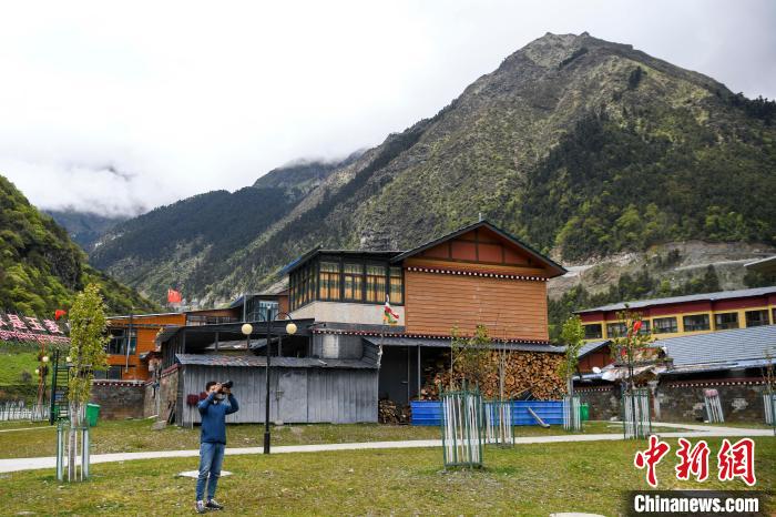 一位攝影愛好者在玉麥鄉(xiāng)拍攝?！钊A峰 攝