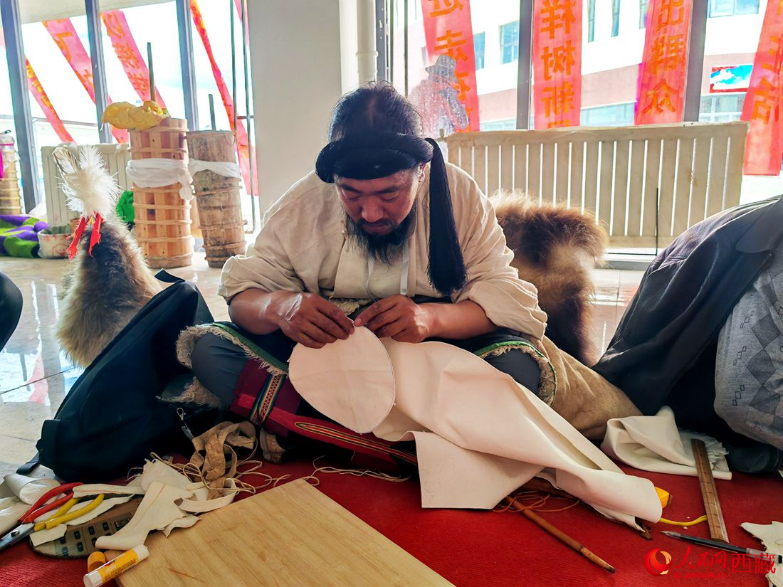 草原漢子變身裁縫。人民網(wǎng) 李海霞攝