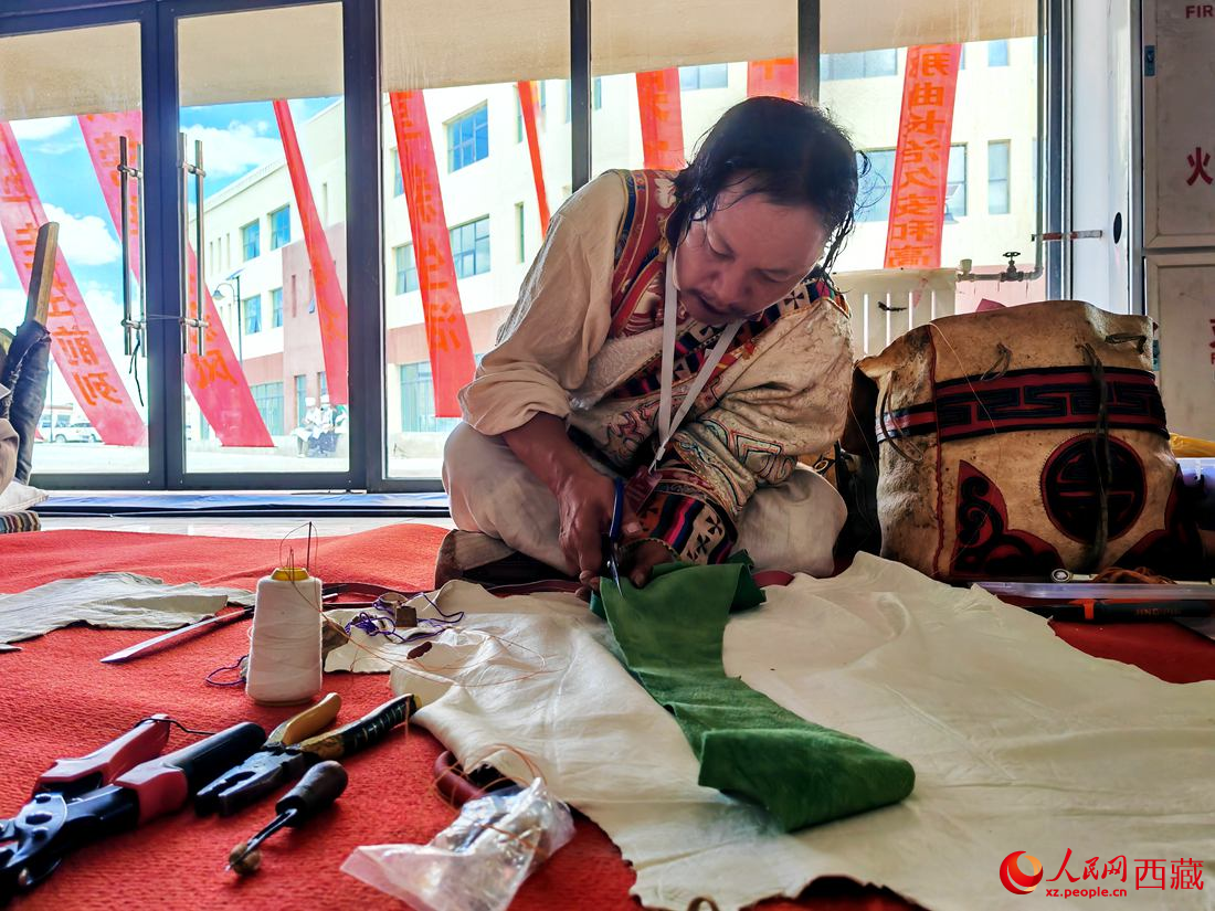 曾經(jīng)的放牛娃學(xué)得一身好手藝。人民網(wǎng) 李海霞攝