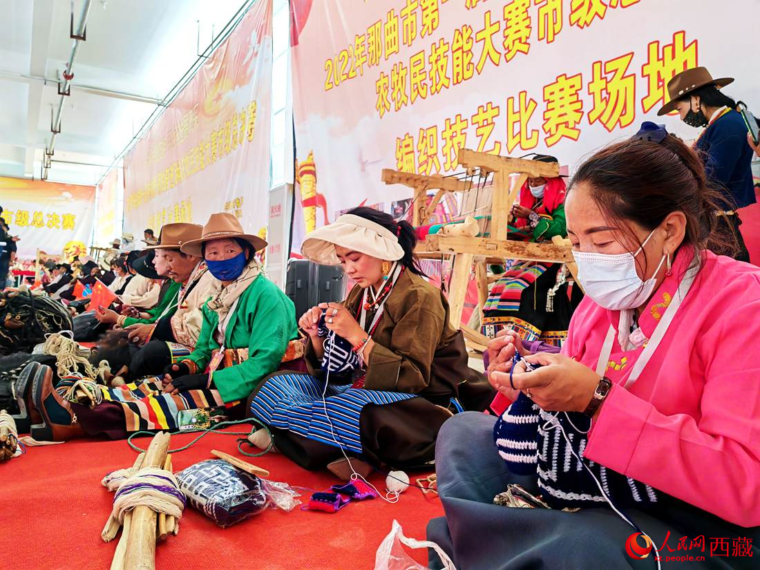 草原姑娘們編織技能大比拼。人民網(wǎng) 李海霞攝
