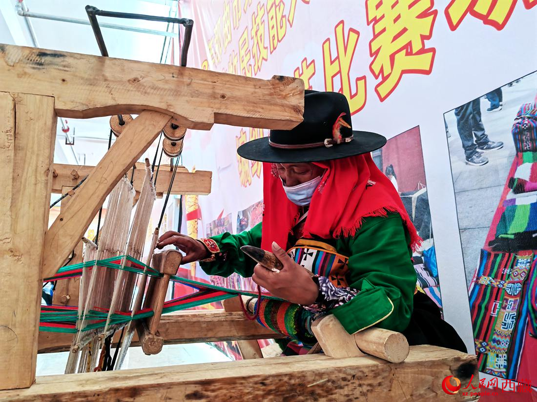 紡織手藝展示。人民網(wǎng) 李海霞攝
