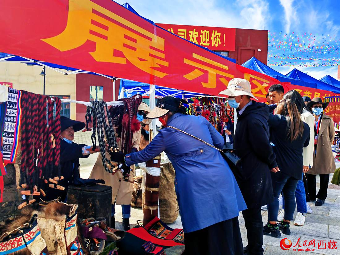 技能大賽現(xiàn)場引來不少客戶。人民網(wǎng) 李海霞攝