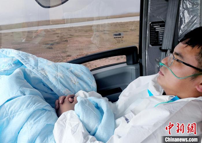 從咸陽開始到拉薩，閆光宇和朋友吃住均不離車?！∴嵟?攝