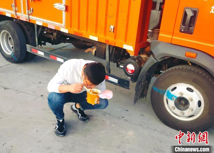 由于沿路疫情原因，閆光宇和朋友只能在服務(wù)區(qū)簡餐。　鄭朋 攝