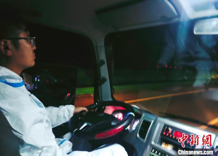 星夜疾馳，只為讓防疫物資早日抵達(dá)西藏?！∴嵟?攝