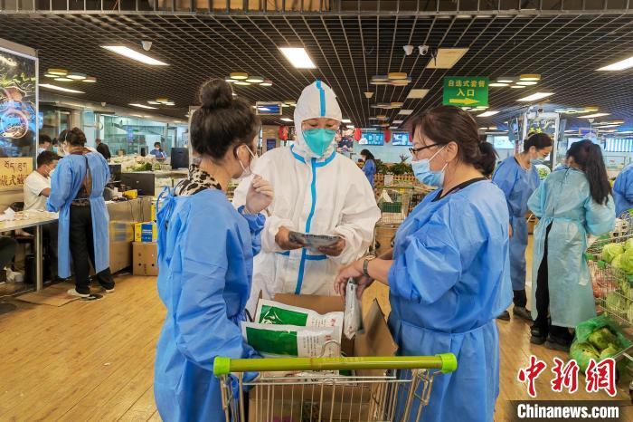 圖為疫情期間，西藏格拉丹東超市調(diào)配物資，保障市場供應(yīng)?！∈茉L者供圖