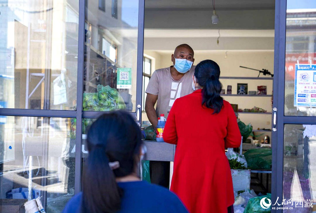 市民們有序排隊(duì)購買早餐。人民網(wǎng) 次仁羅布攝