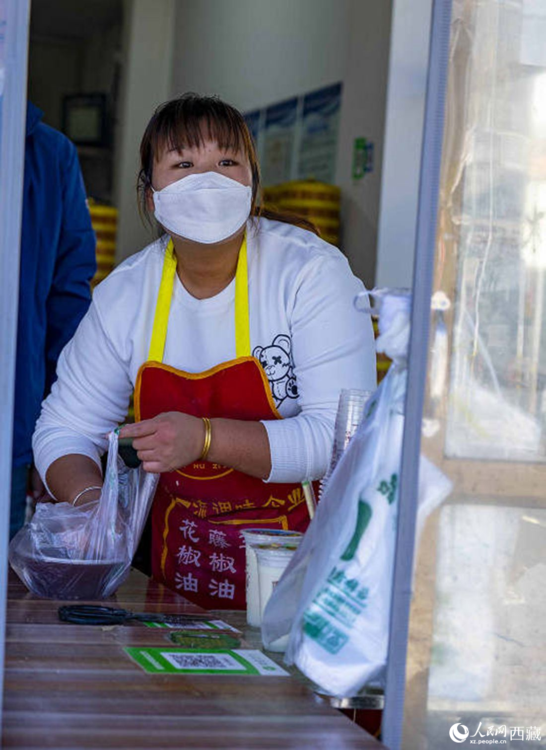 包子店老板正在為顧客打包早餐。人民網(wǎng) 次仁羅布攝