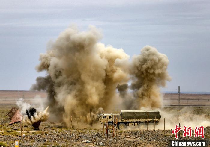 圖為模擬運輸分隊通過炮火路段?！?王先鋒 攝