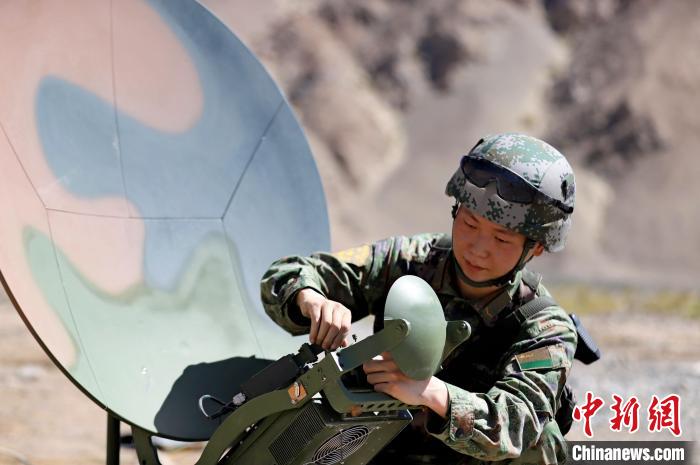 圖為官兵進行衛(wèi)星通訊架設?！?鄒寧寧 攝