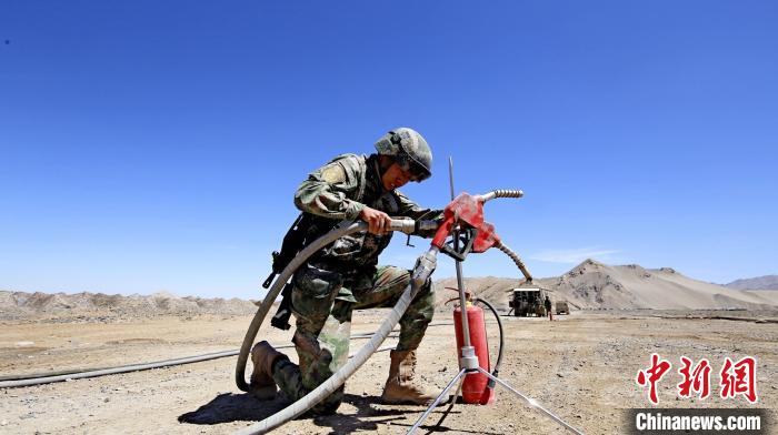 圖為官兵為群車加油?！?胡吉容 攝