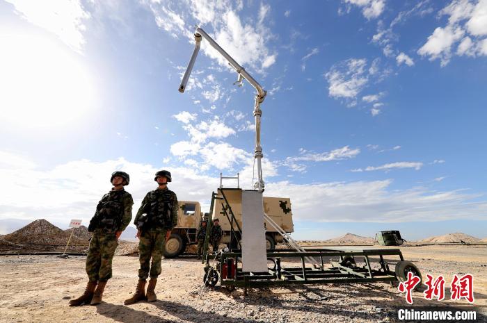 圖為野戰(zhàn)油庫開設。　 唐 堯 攝