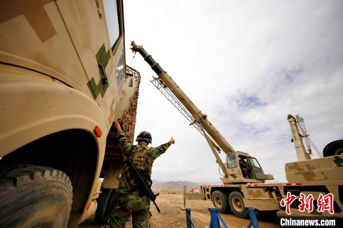 圖為野戰(zhàn)車輛搶修環(huán)節(jié)?！?祁漢智 攝