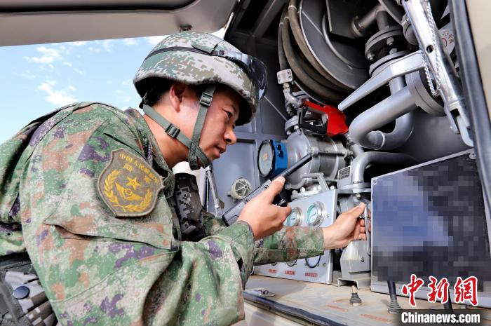 圖為群車加油科目演練現(xiàn)場?！?王先鋒 攝