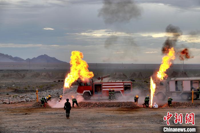 圖為野戰(zhàn)管線搶修?！?鄒寧寧 攝
