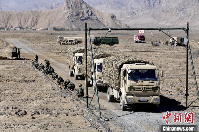 圖為野戰(zhàn)管線鋪設?！〕套颖?攝