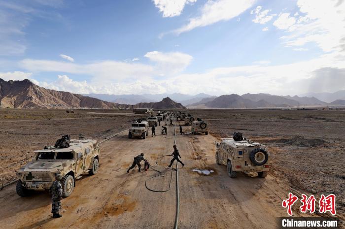 圖為群車加油科目演練現(xiàn)場?！?祁漢智 攝