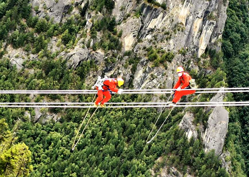 9月15日，電力檢修人員開展左波線米堆冰川段導線扭絞處理走線作業(yè)。旦尼攝