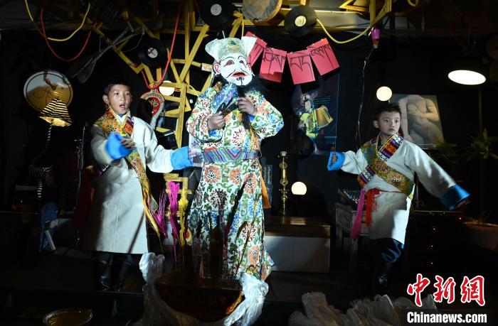 圖為由少兒表演的藏戲在公開場合演出。資料圖 趙朗 攝