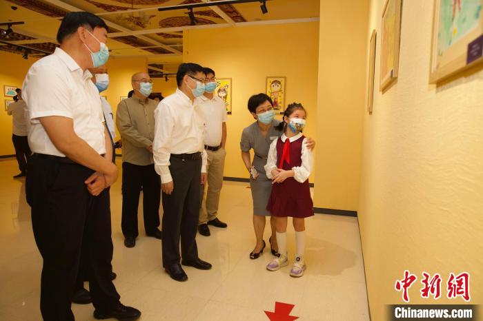 圖為與會(huì)嘉賓與入選畫作的“小作者”們一同觀展?！≈袊貙W(xué)研究中心供圖