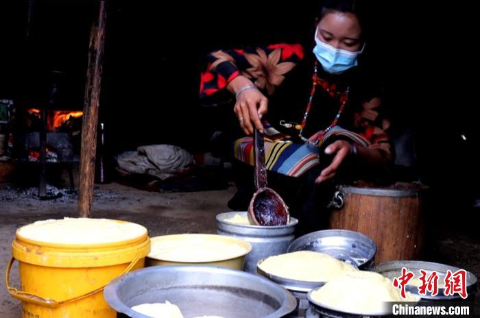 圖為牧民正在制作酥油。　日喀則文聯(lián)供圖