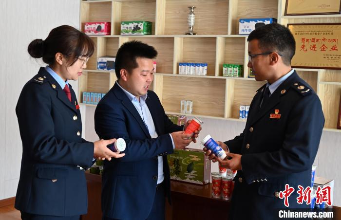 圖為林芝稅務(wù)部門上門了解企業(yè)情況，并宣講稅收政策。資料圖 趙朗 攝