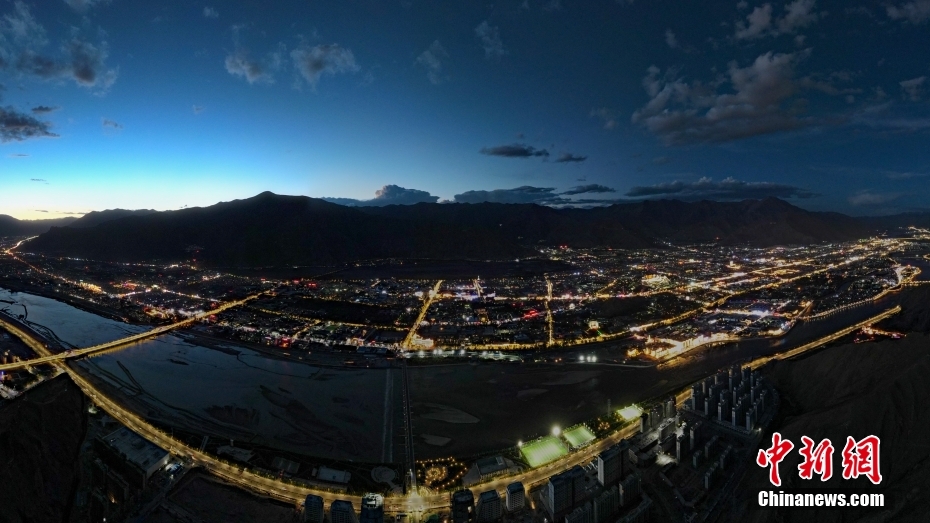 資料圖為2020年6月10日，拉薩城市入夜，燈光點(diǎn)亮高原古城夜色。（無(wú)人機(jī)畫面） <a target='_blank' href='/'><p  align=