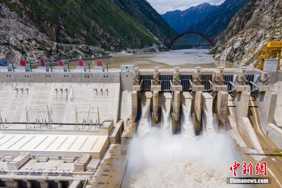 資料圖為2021年8月7日，西藏山南雅魯藏布江上的藏木水電站。（無(wú)人機(jī)畫面） <a target='_blank' href='/'><p  align=