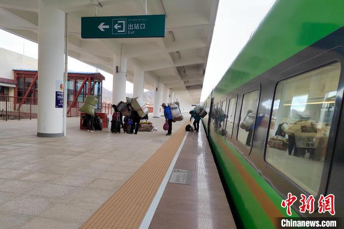 乘客乘復(fù)工專列抵達(dá)日喀則?！±_車務(wù)段 供圖