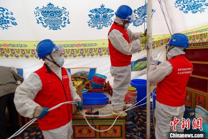 圖為西藏類烏齊縣供電部門為臨時隔離點50頂帳篷進行用電接入?！÷逅傻侵?攝