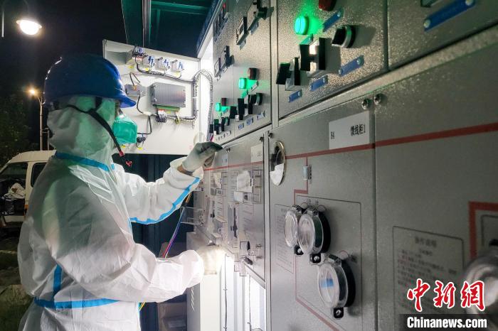 西藏電力部門順利完成方艙醫(yī)院供電設備安全可靠接入?！⊥醮箫w 攝