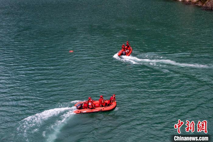 消防員操作舟艇進(jìn)行s型繞標(biāo)?！『罱?攝