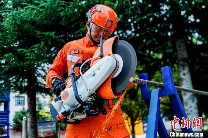 西藏林芝森林消防年度綜合救援技能大練兵活動現(xiàn)場?！『罱?攝