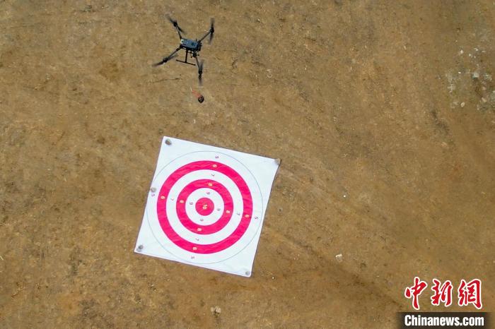 圖為消防員利用無人機(jī)空投滅火彈。　楊永龍 攝