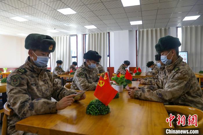 圖為阿里軍分區(qū)某邊防團(tuán)組織官兵通過(guò)手機(jī)收聽(tīng)收看二十大開(kāi)幕盛況。　劉曉東供圖