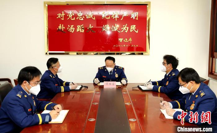 圖為西藏森林消防總隊(duì)在二十大開(kāi)幕會(huì)結(jié)束后組織學(xué)習(xí)討論。　西藏森林消防總隊(duì)供圖