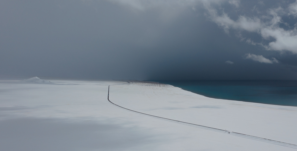 西藏阿里地區(qū)改則縣迎來初雪，銀裝素裹，美如畫卷。