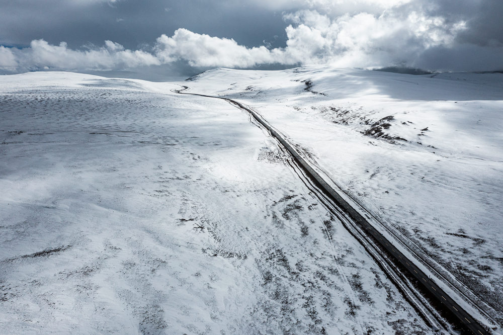 西藏阿里地區(qū)改則縣迎來初雪，銀裝素裹，美如畫卷。