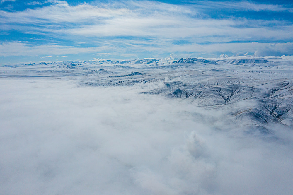 西藏阿里地區(qū)改則縣迎來初雪，銀裝素裹，美如畫卷。