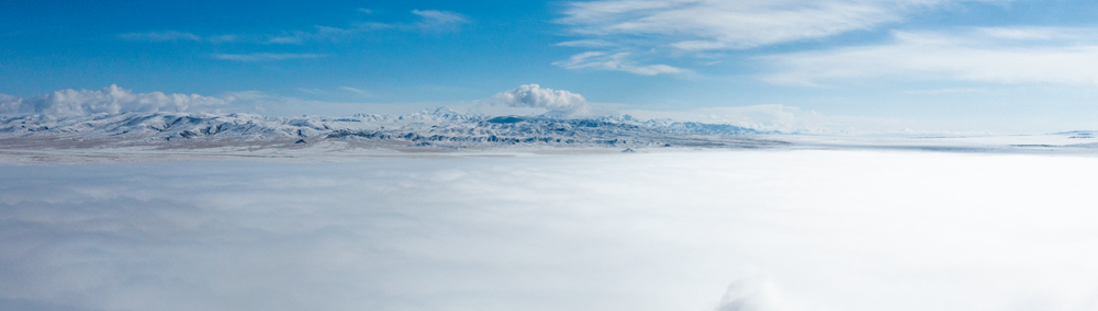 西藏阿里地區(qū)改則縣迎來初雪，銀裝素裹，美如畫卷。