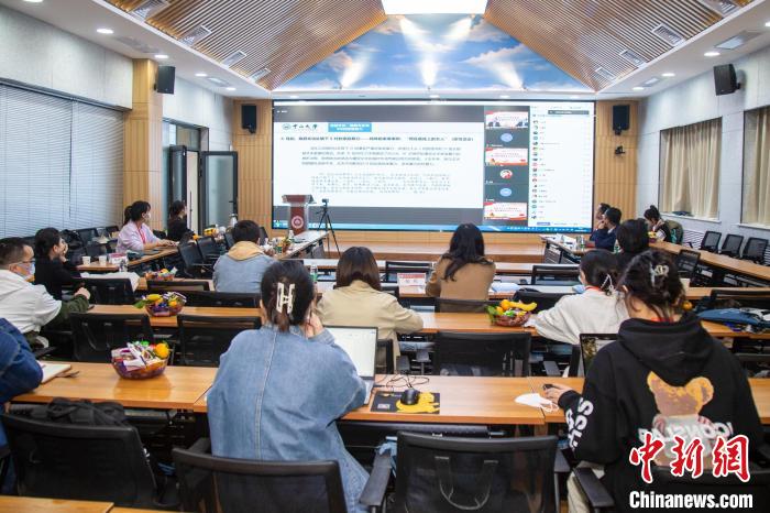 圖為論壇會議現(xiàn)場?！⊥瑬|放 攝