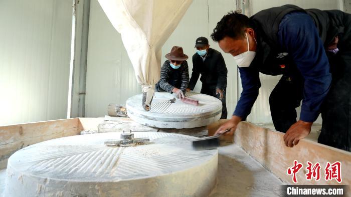 圖為合作社負責人完成糌粑加工后清掃水磨設(shè)施?！〖卫杩h融媒體中心供圖