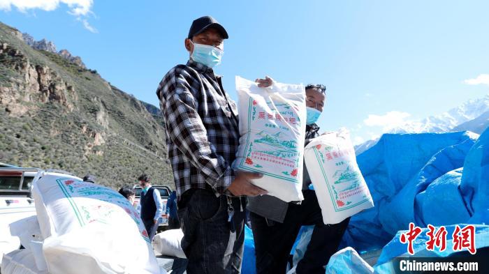 圖為合作社加工完成的優(yōu)質(zhì)糌粑?！〖卫杩h融媒體中心供圖