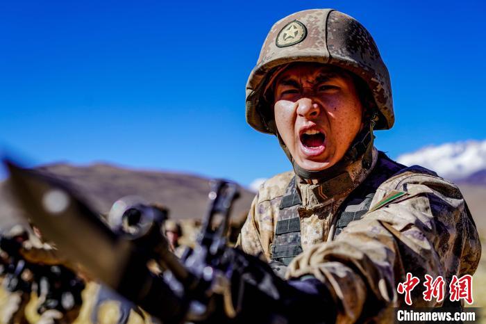 官兵正在進行刺殺操訓練?！∥鞑厣侥宪姺謪^(qū)某團供圖