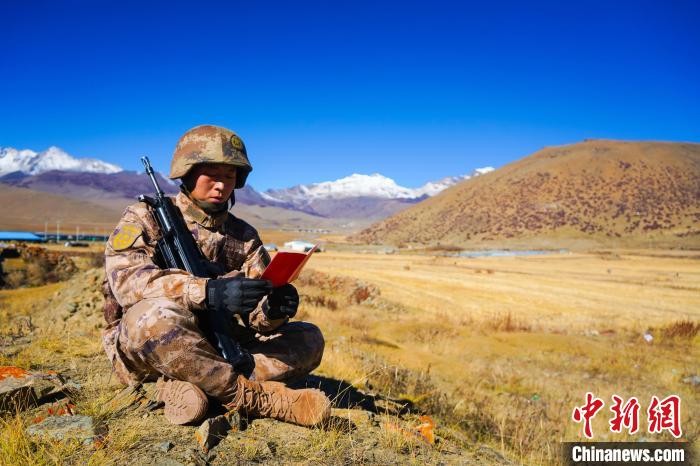 戰(zhàn)士正在品讀該團制作下發(fā)的二十大報告內(nèi)容匯編“口袋書” 。　西藏山南軍分區(qū)某團供圖