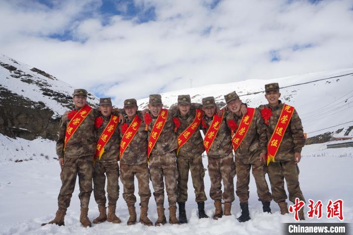 退伍老兵合照留念?！∥鞑厣侥宪姺謪^(qū)某團(tuán)供圖