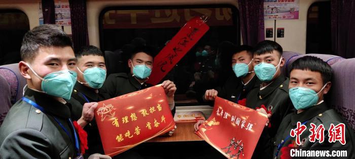 退伍老兵在退伍專列上合影留念?！∥鞑厣侥宪姺謪^(qū)某團(tuán)供圖