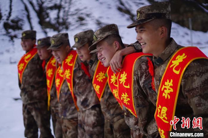 退伍老兵合照留念。　西藏山南軍分區(qū)某團(tuán)供圖